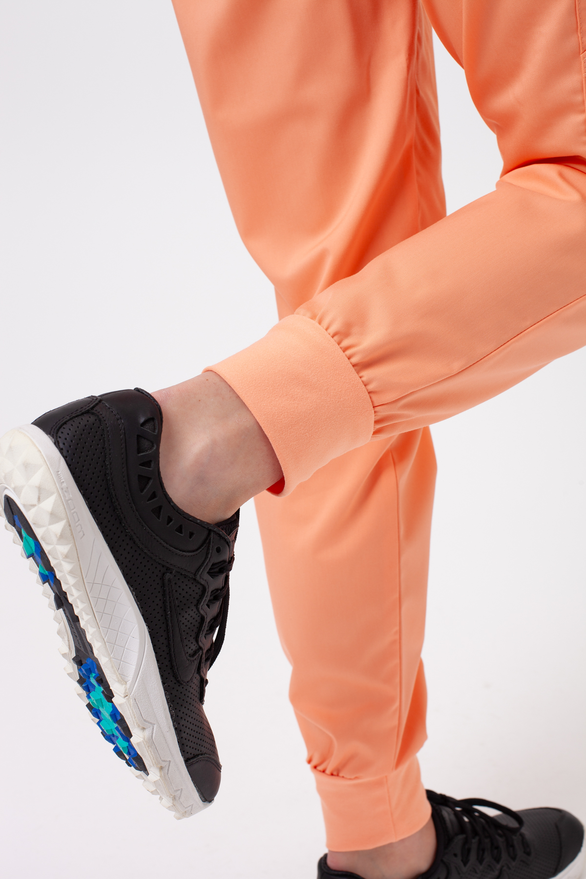 Spodnie medyczne damskie Cherokee Revolution Mid Rise jogger koralowe-5