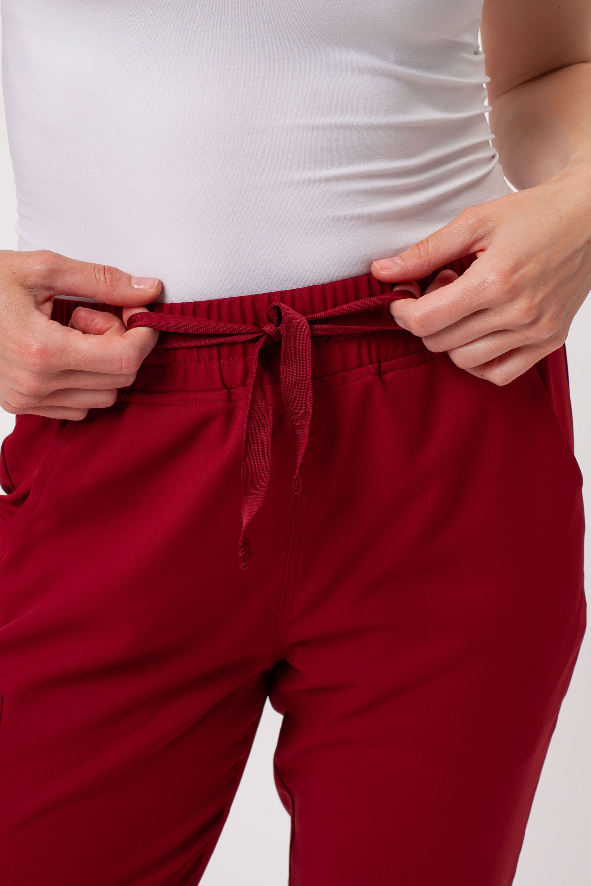 Spodnie medyczne damskie Sunrise Lite Split burgundowe-5