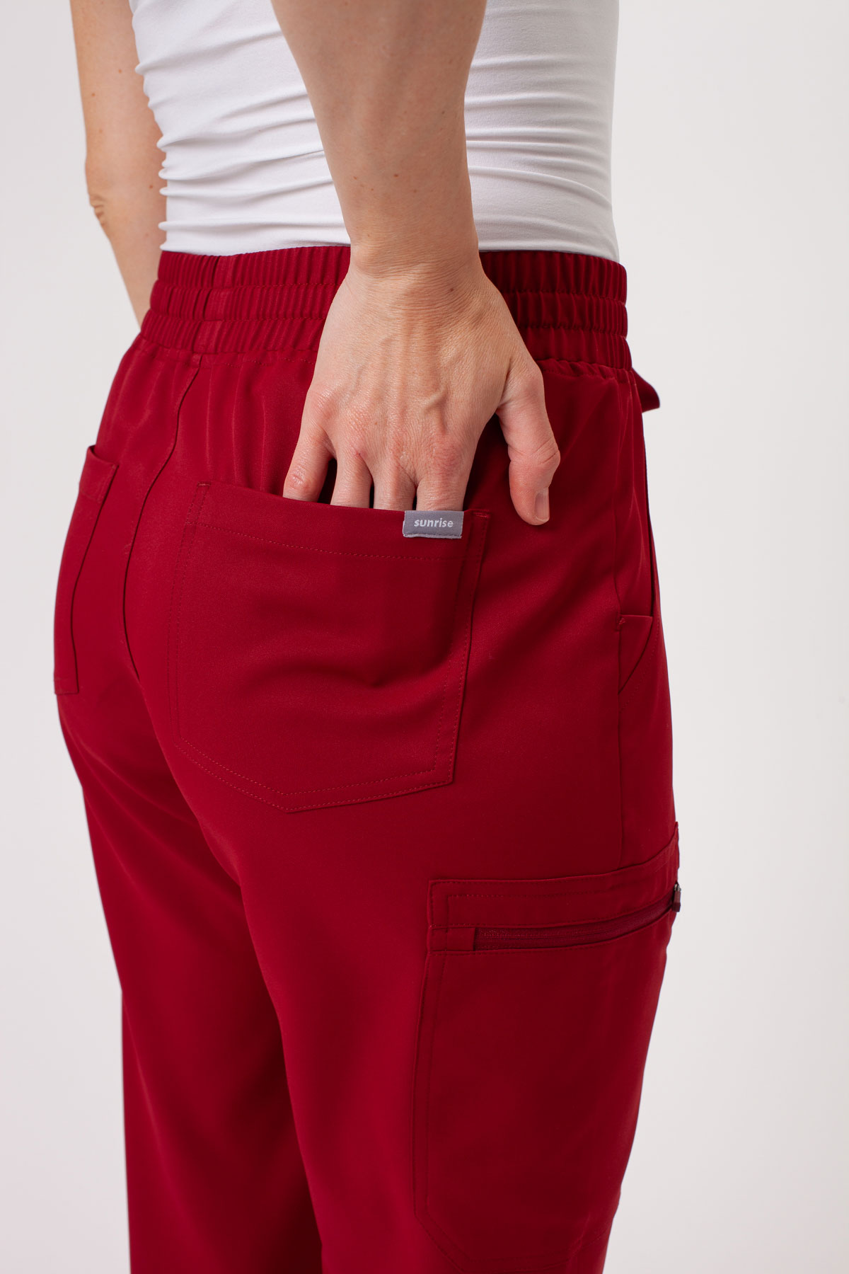 Spodnie medyczne damskie Sunrise Lite Split burgundowe-3