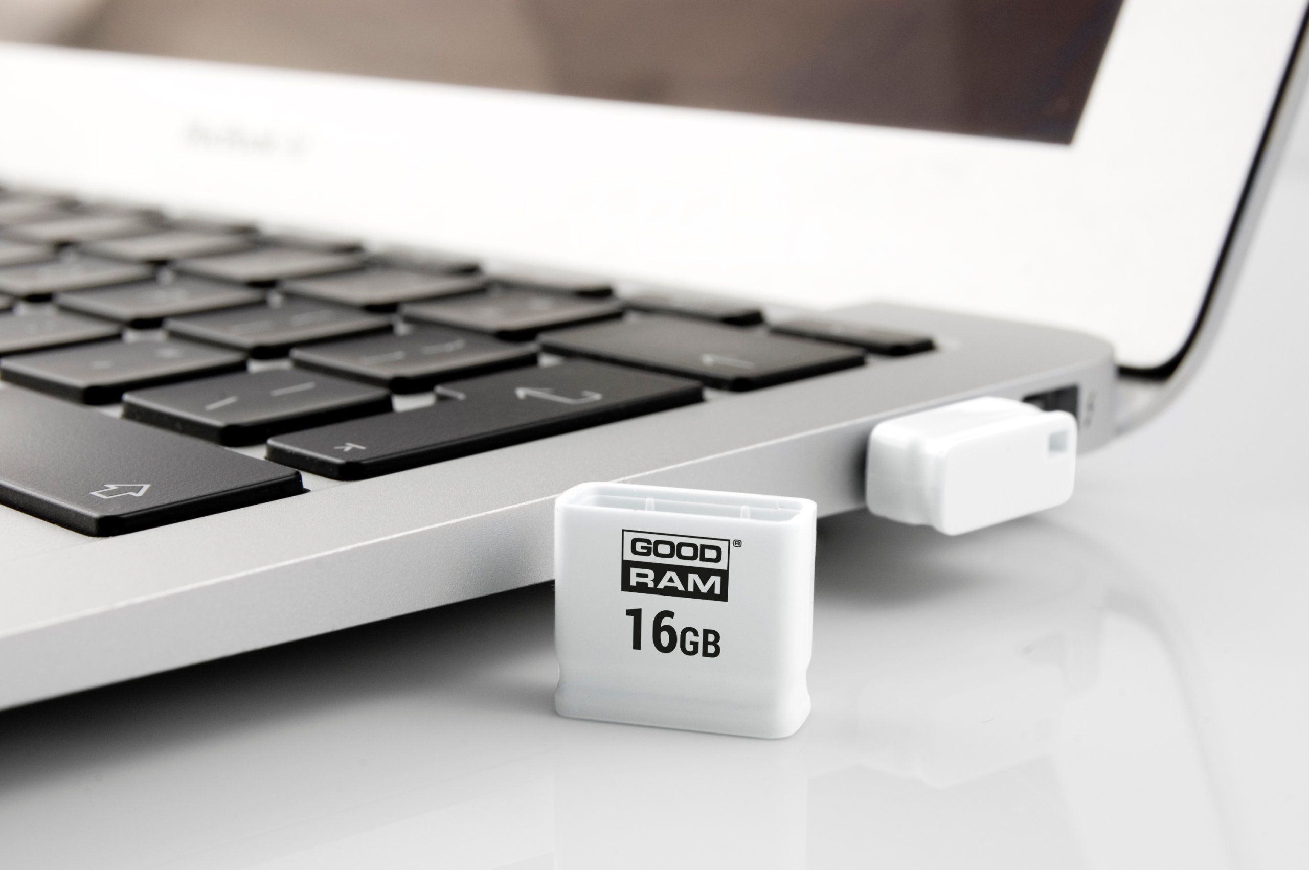 Mini Pendrive 16GB USB Goodram-2