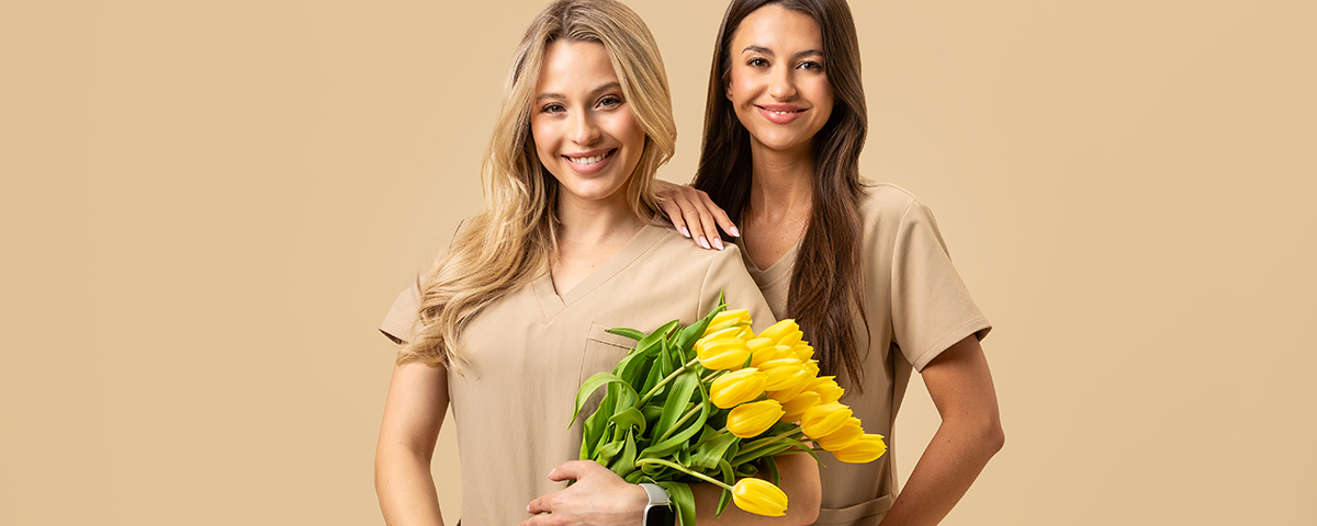 Dress code w medycynie estetycznej i branży beauty – sukienki medyczne, komplety i fartuchy premium Dress code w medycynie estetycznej i branży beauty – sukienki medyczne, komplety i fartuchy premium