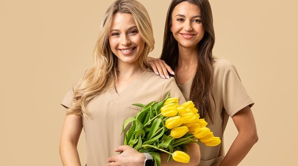 Dress code w medycynie estetycznej i branży beauty – sukienki medyczne, komplety i fartuchy premium