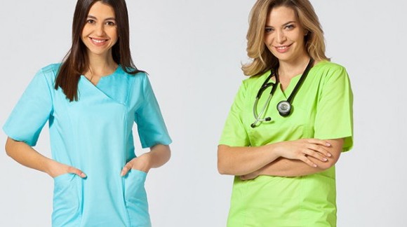 Profesjonalnie i  kobieco – przegląd sukienek medycznych